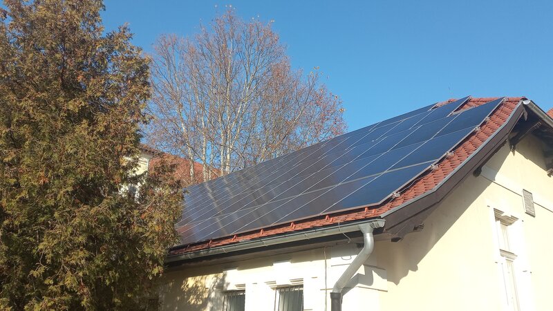 SOLARNI PANELI NA KROVU SALE