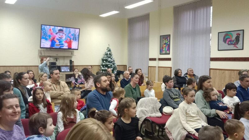 DEDA MRAZ U ŠKOLSKOJ KLUPI