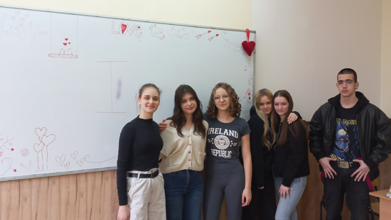 AZ ISKOLA A SZERELEM JEGYÉBEN