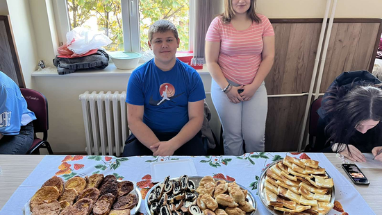 KÜLÖNBÖZŐ ÍZEK, KÖZÖS ASZTAL